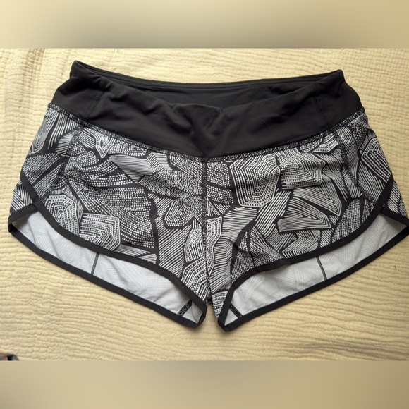 Lululemon Speed Up low rise lined short 2.5” - Picture 1 of 2